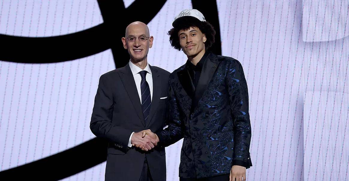 米兰app官方下载包含布鲁克林篮网训练开放日；冲刺阶段完成体检引欢呼；NBA总决赛在即；年轻球员得到机会的词条